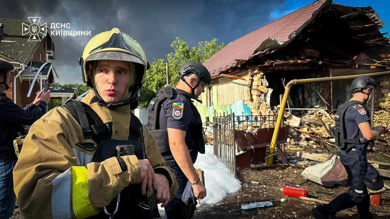 Близько 300 рятувальників працюють над ліквідацією наслідків масованої атаки по всій країні
