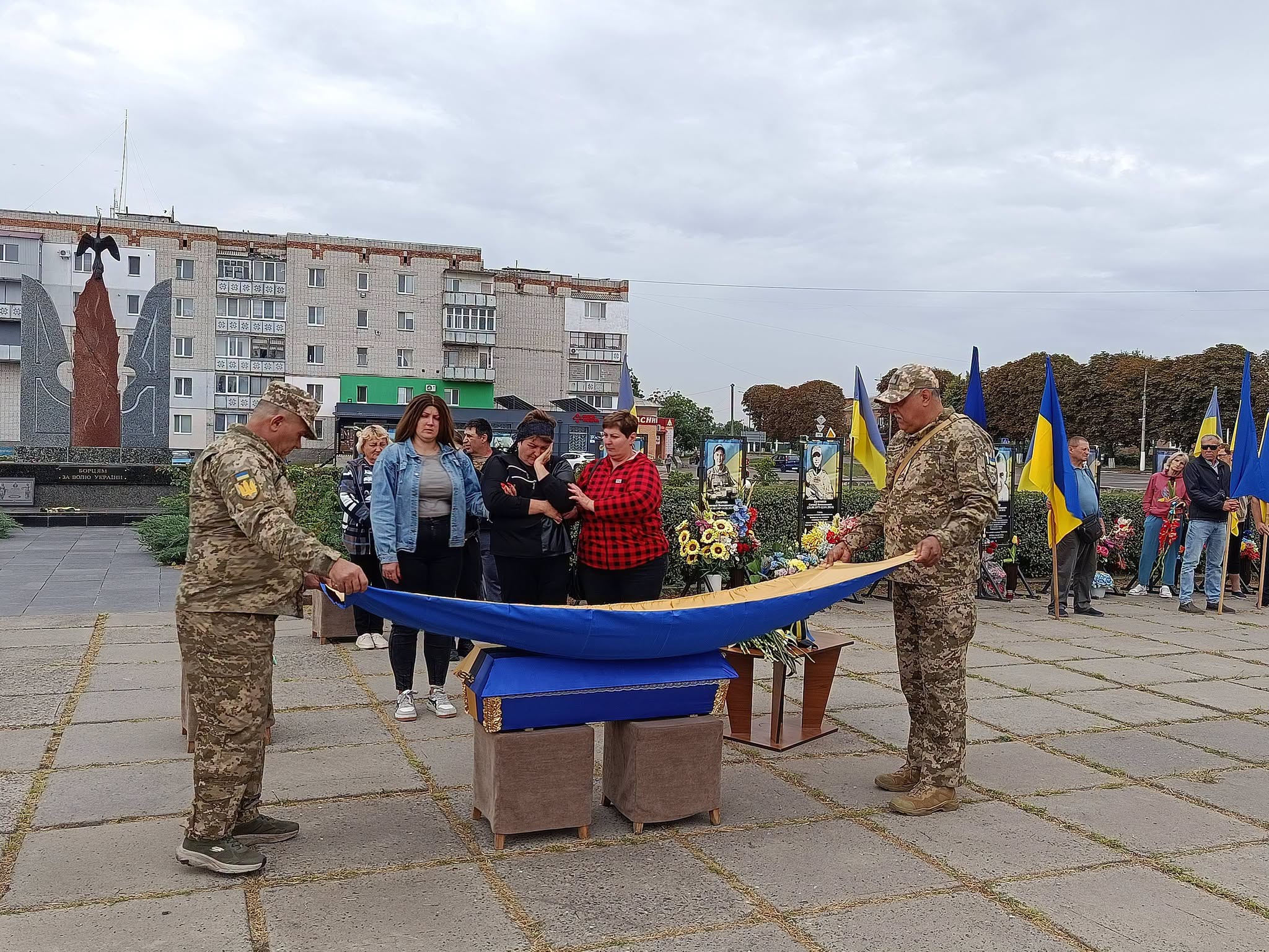 У Черкаській області попрощалися із воїном-переселенцем, який загинув на Сумщині