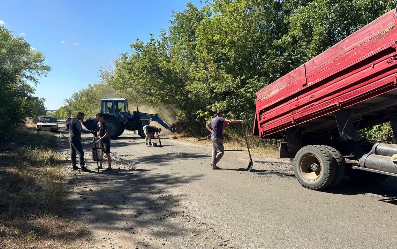 У громаді на Черкащині підприємець та жителі разом «закривали» ями на дорозі до школи - фото 3