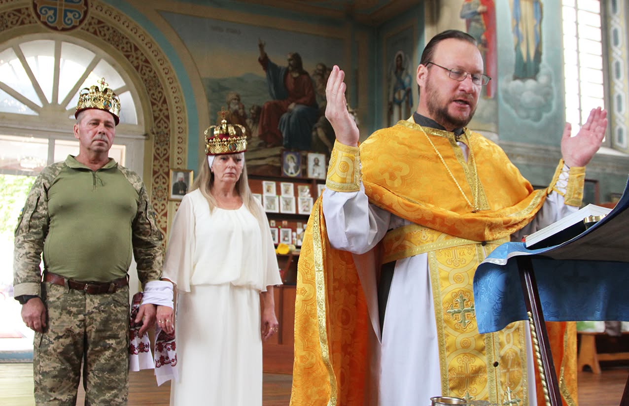 Два дні на вінчання – і знову на фронт. У Смілі провели таїнство для сім’ї військового - фото 2