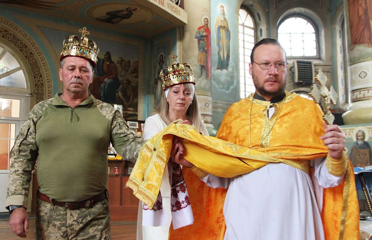 Два дні на вінчання – і знову на фронт. У Смілі провели таїнство для сім’ї військового - фото 3