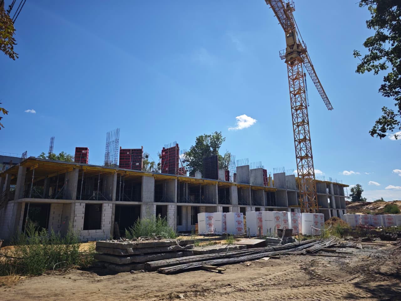 На місці вщент зруйнованих будинків у Гостомелі зводять нові