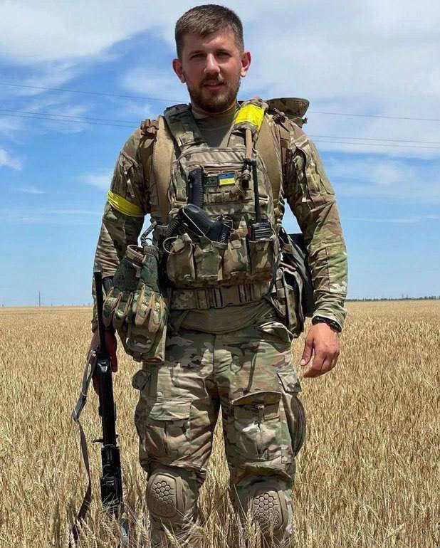 На Аскольдовій могилі відкрили пам’ятник волонтеру та військовому Павлу Петриченку