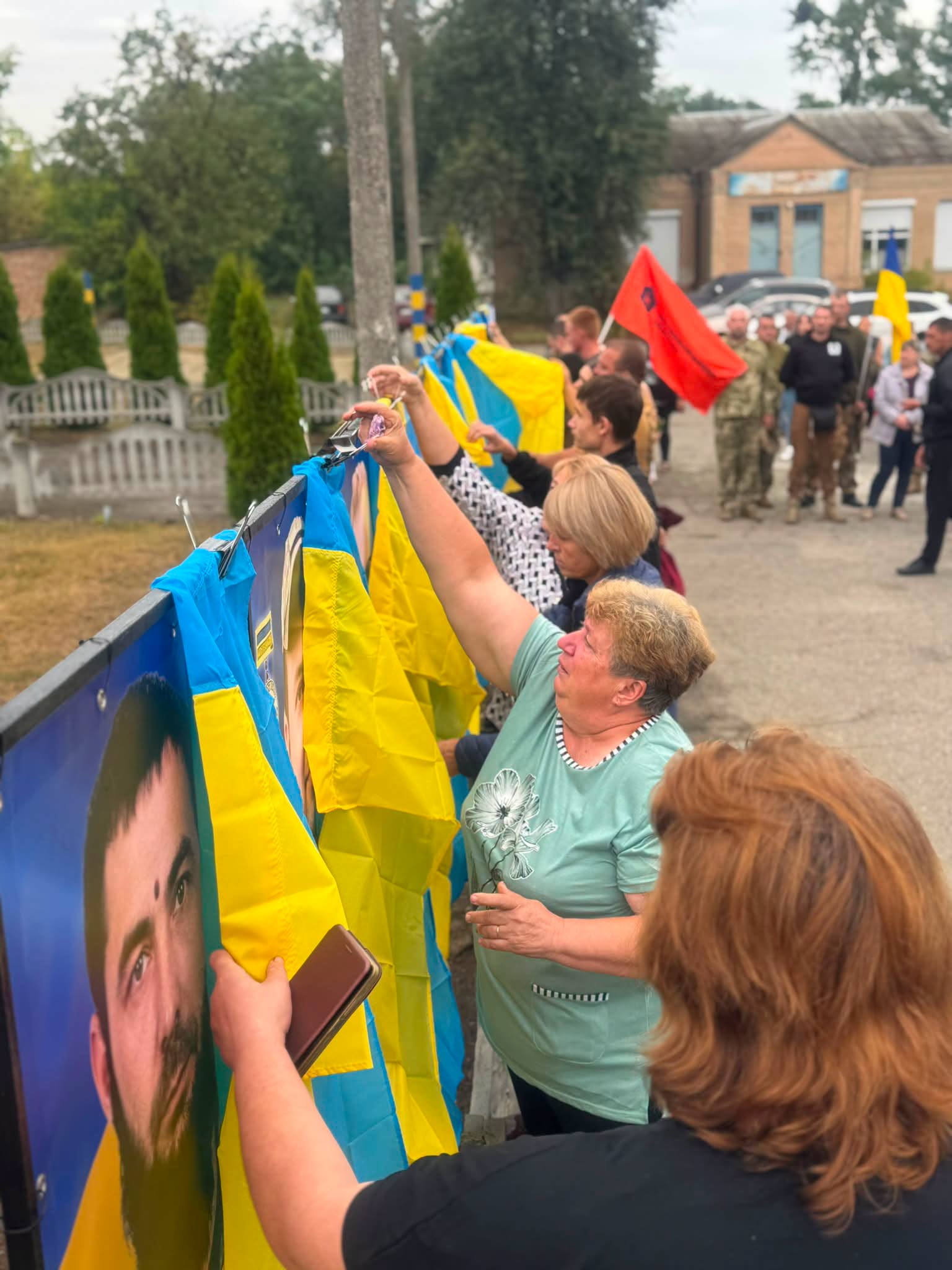 На Черкащині відкрили Алею Героїв із 12 портретами - фото 3