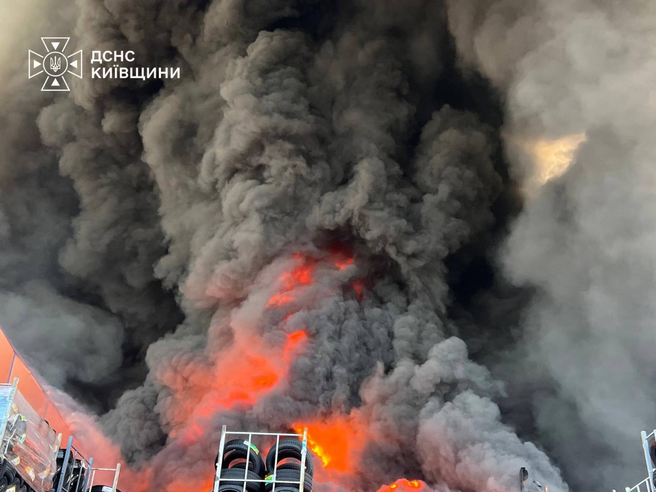 На Київщині ліквідовують наслідки повторної атаки рф: горять об’єкти логістики