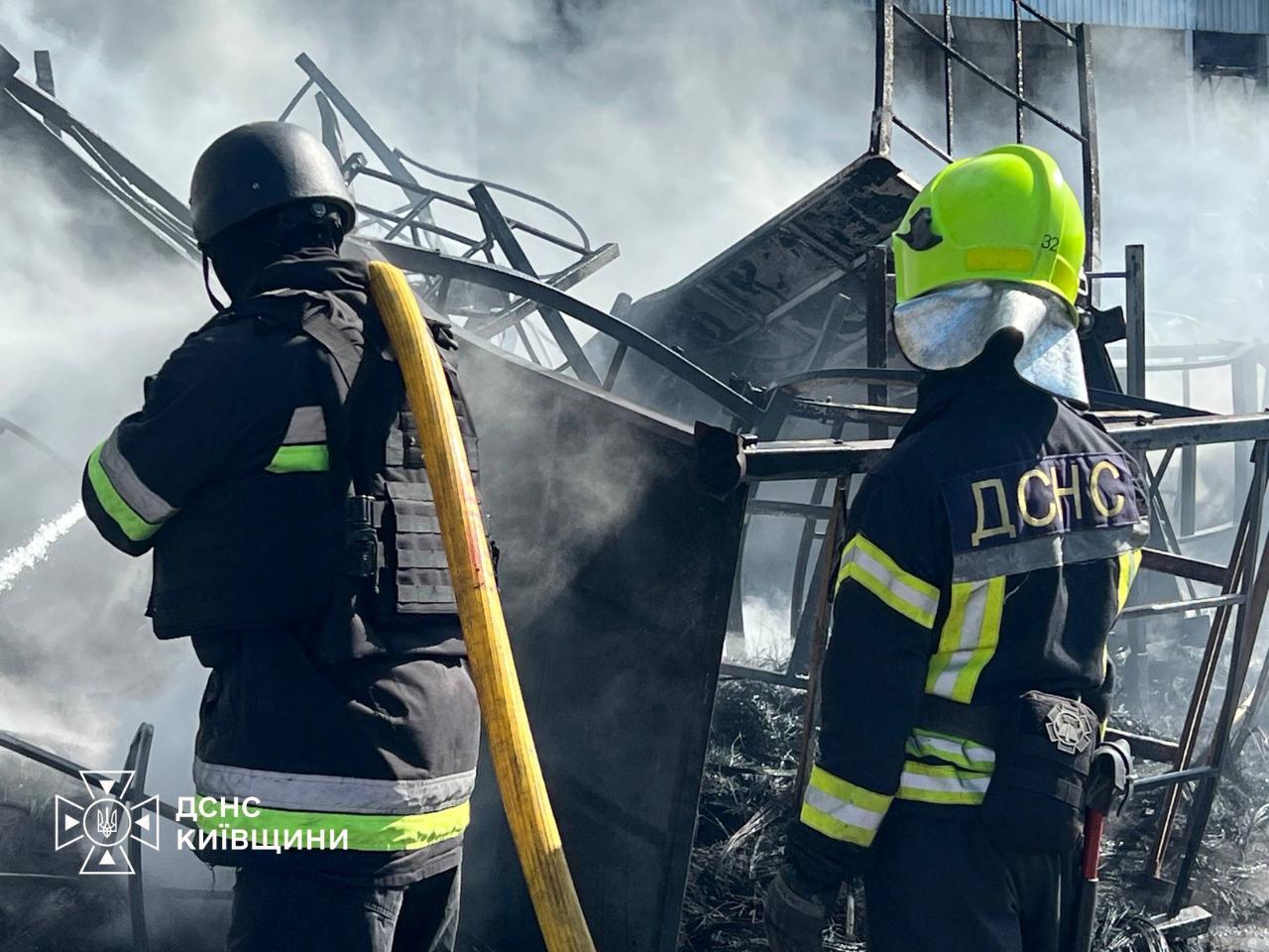 На Київщині ліквідовують наслідки повторної атаки рф: горять об’єкти логістики - фото 3