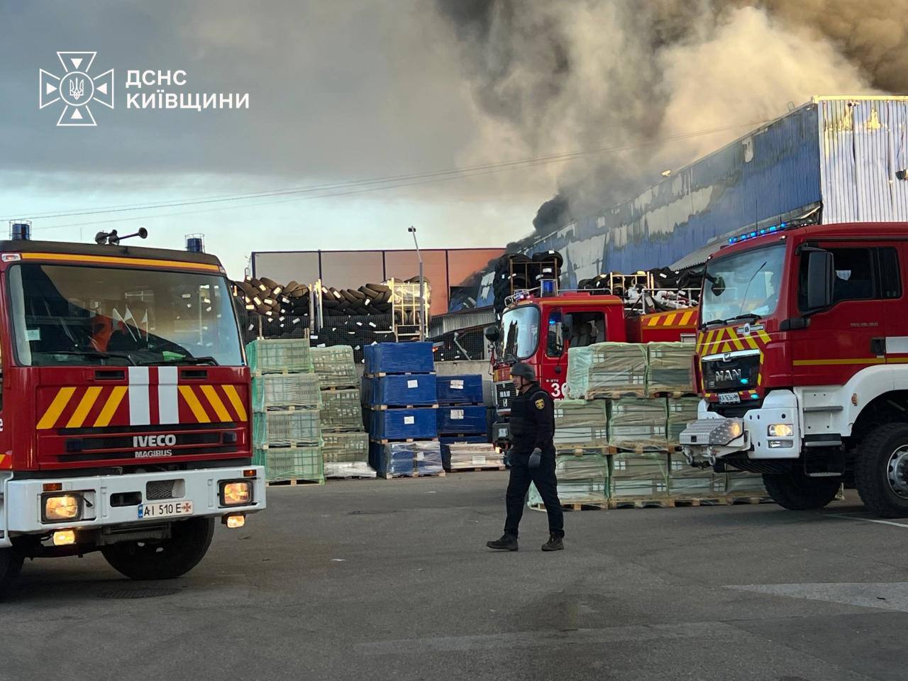 На Київщині ліквідовують наслідки повторної атаки рф: горять об’єкти логістики - фото 2