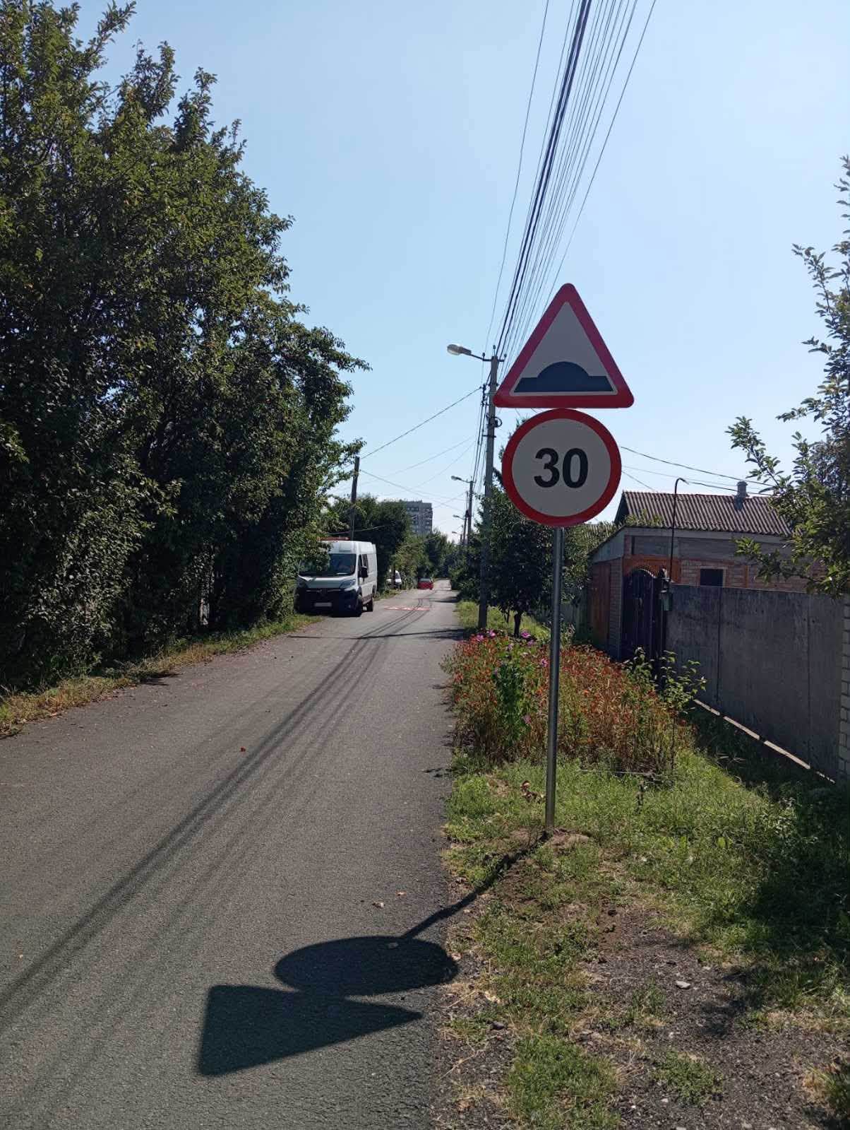 «Берлінські подушки» поставили на вулиці Гонти у Черкасах