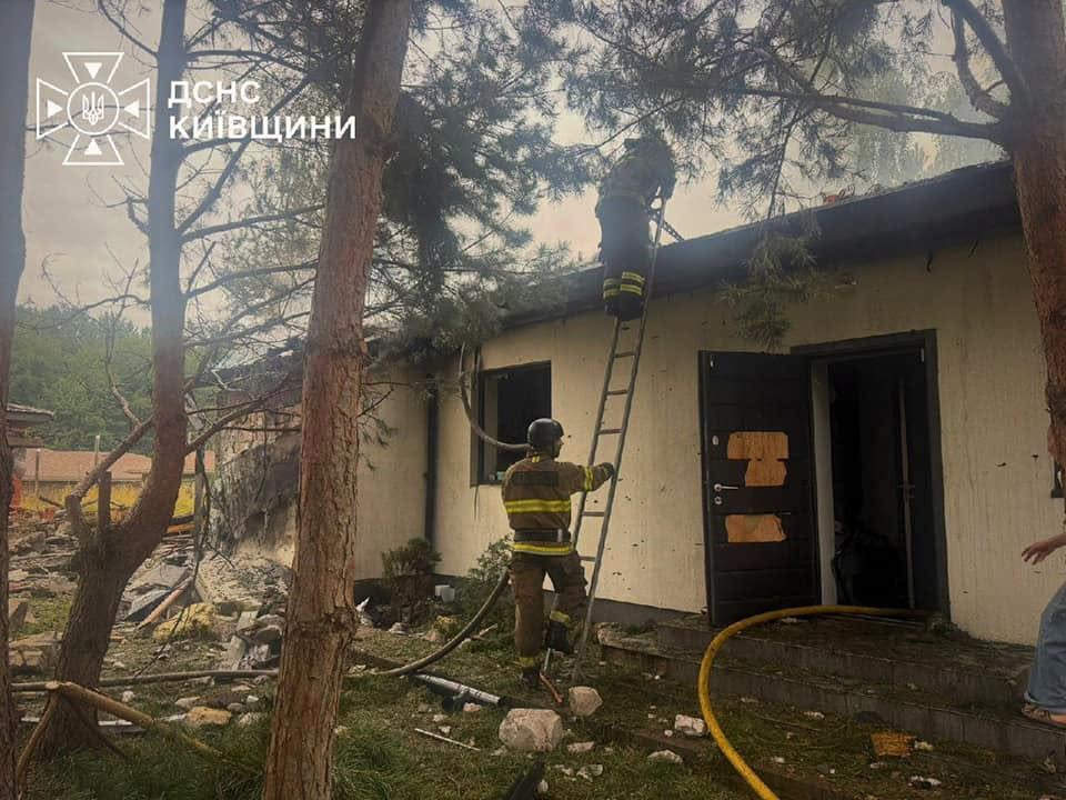 Вибухи та пожежі: російські окупанти продовжують бити по Києву та області - фото 2