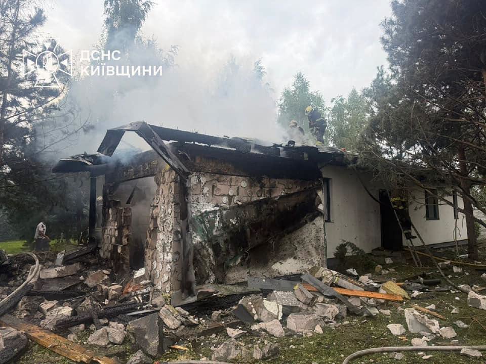 Вибухи та пожежі: російські окупанти продовжують бити по Києву та області - фото 3