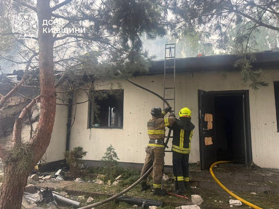 Вибухи та пожежі: російські окупанти продовжують бити по Києву та області