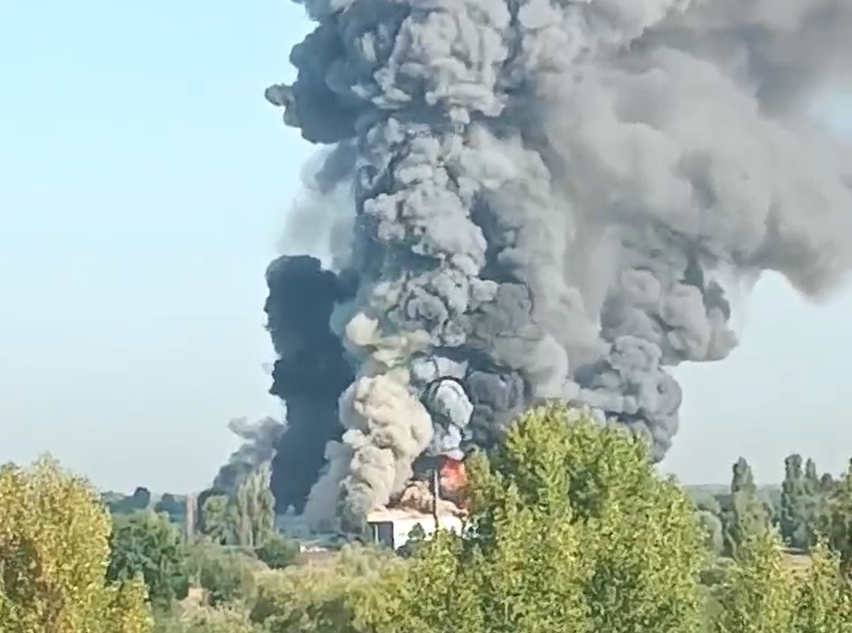 У Києві фіксують масштабне загоряння складських приміщень