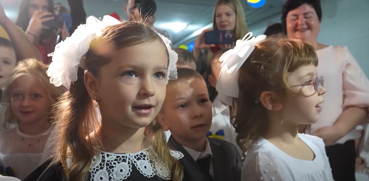 Зеленський на Київщині привітав школярів із 1 вересня та відвідав відбудовану після російського удару школу - фото 2