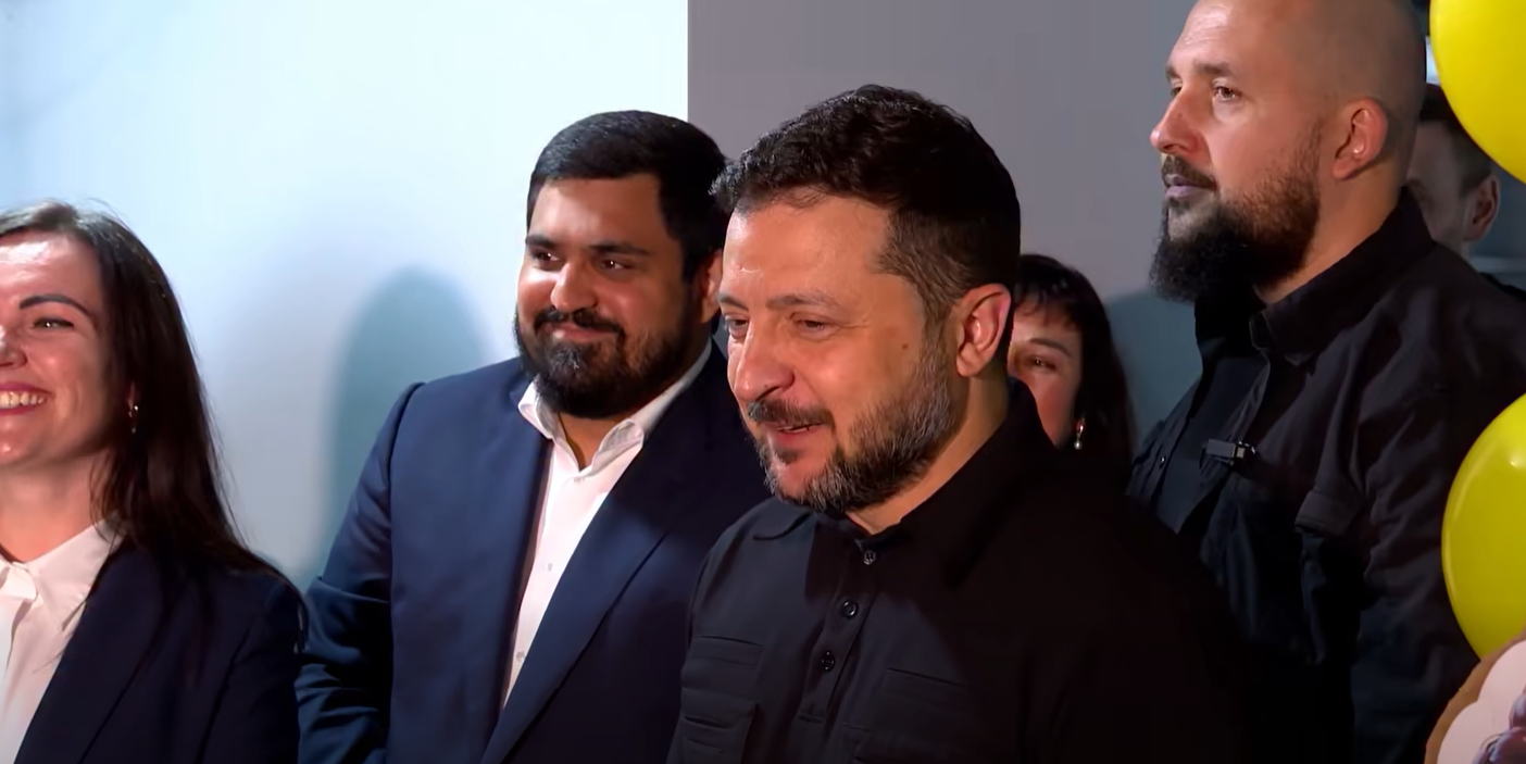 Зеленський на Київщині привітав школярів із 1 вересня та відвідав відбудовану після російського удару школу - фото 3