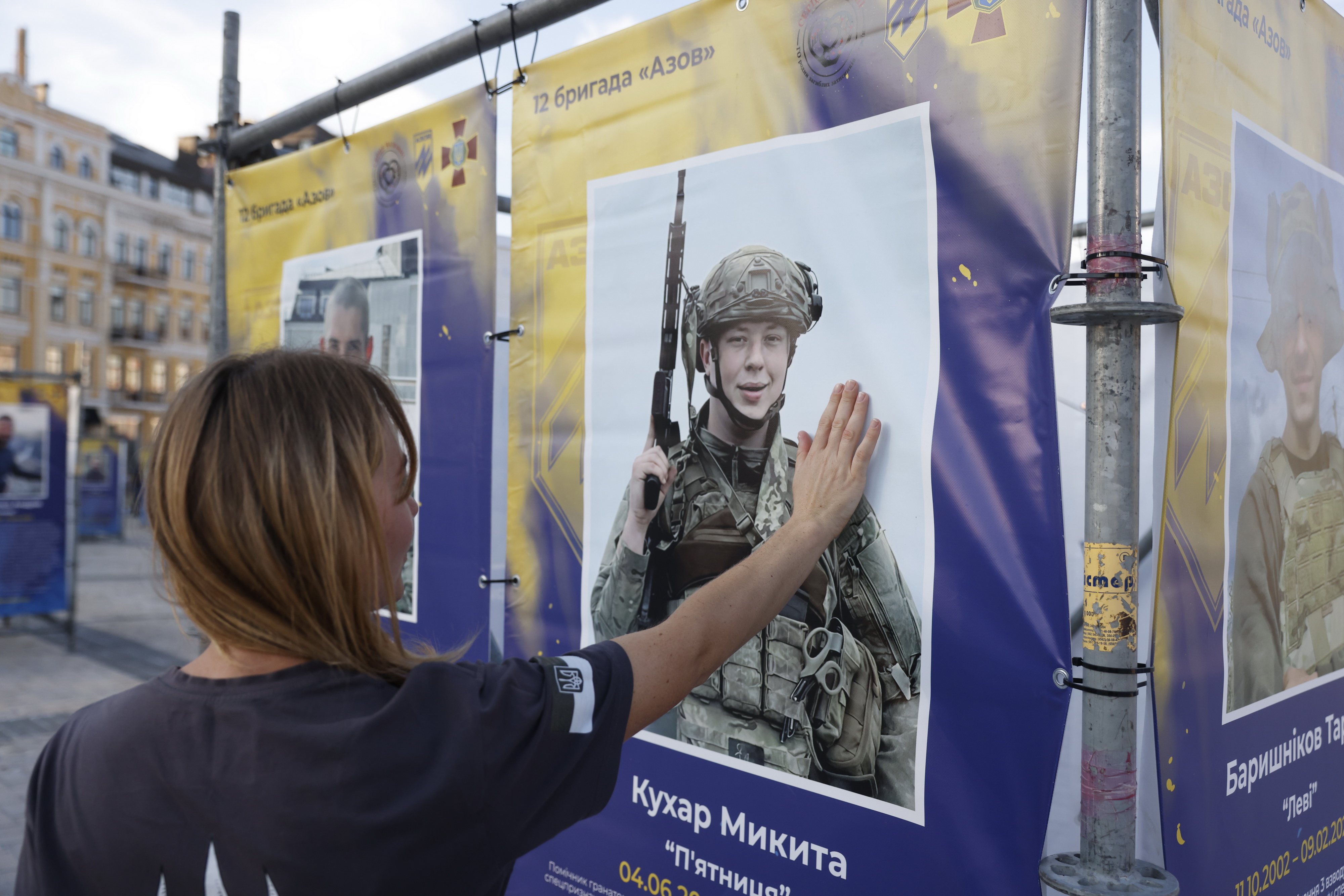 Киян запрошують на виставку «Воїни світла» з 520 історіями полеглих захисників