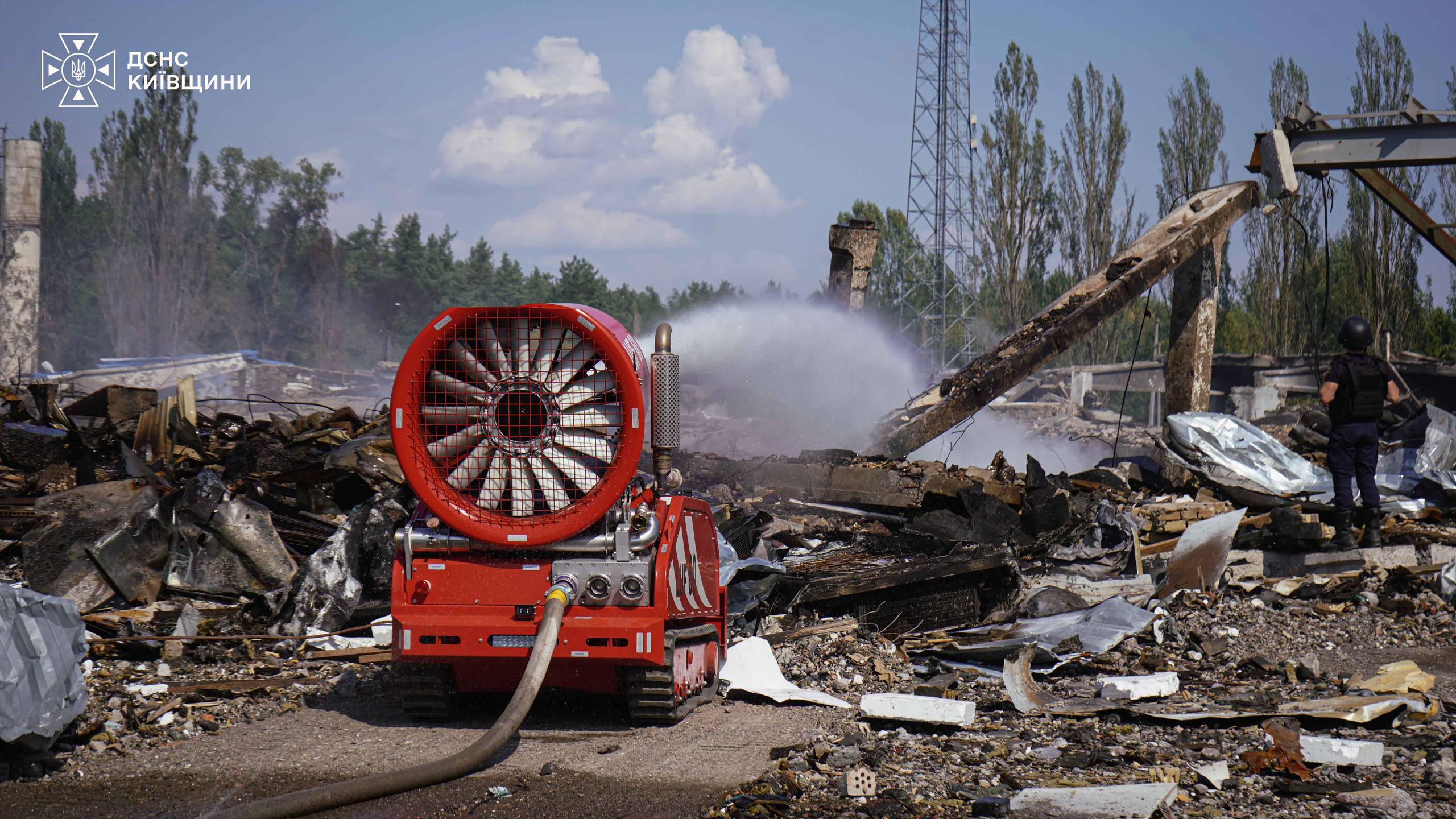 У селі Мила четверту добу поспіль триває ліквідація наслідків російської атаки - фото 3
