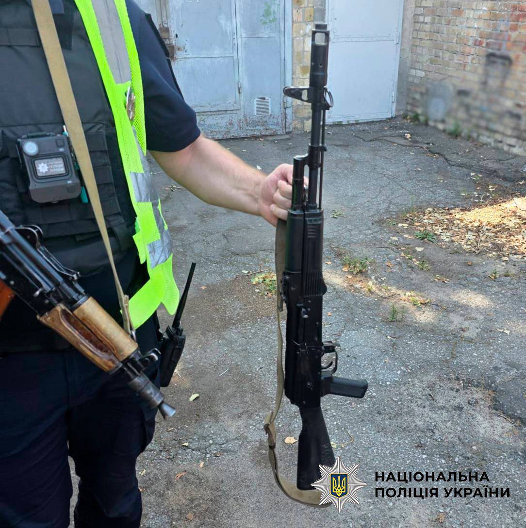 Погрожував трофейним автоматом перехожому: у столиці затримали військового