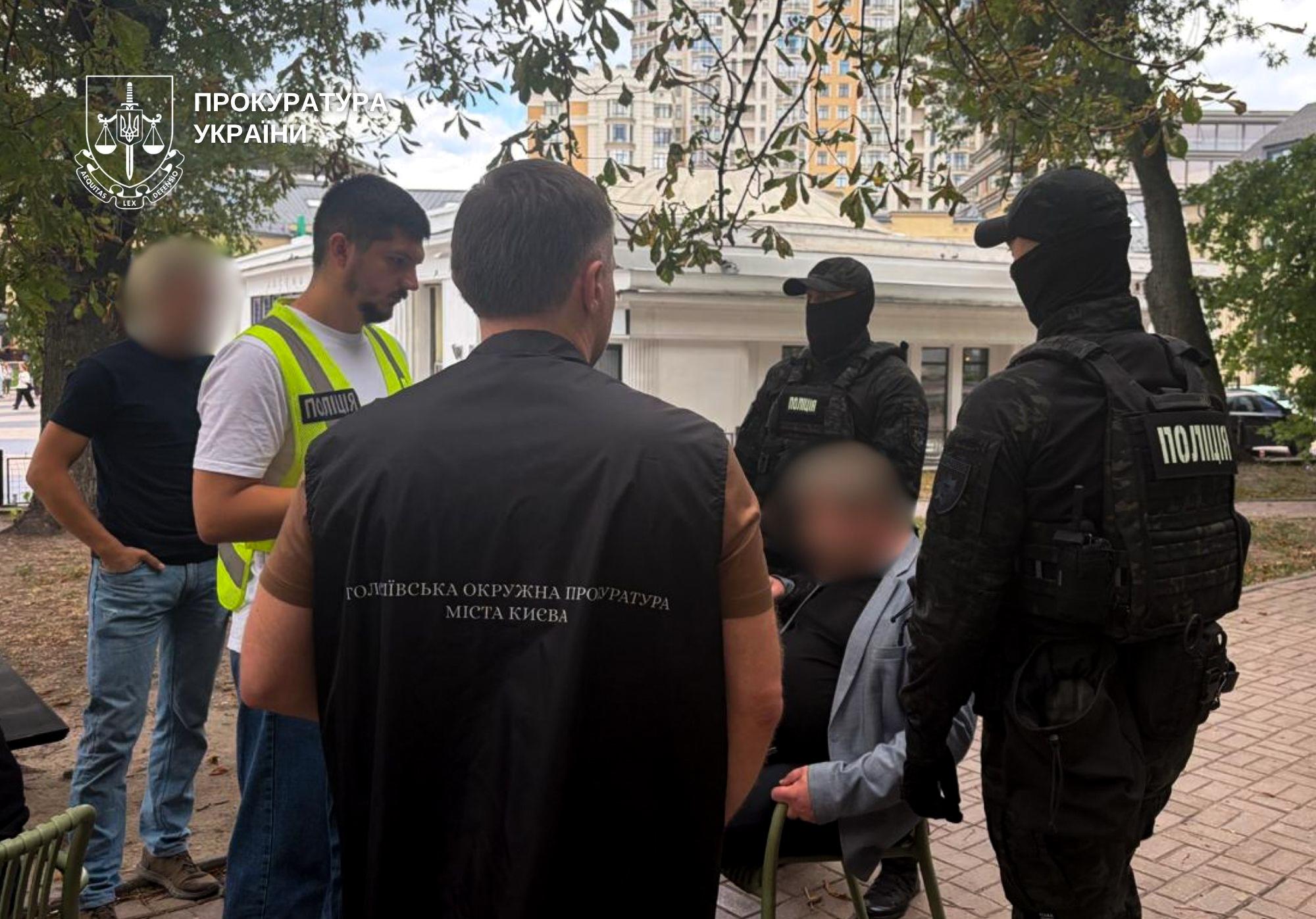 Обіцяв фіктивну інвалідність за 20 тисяч доларів: у Києві затримали колишнього міліціонера - фото 3