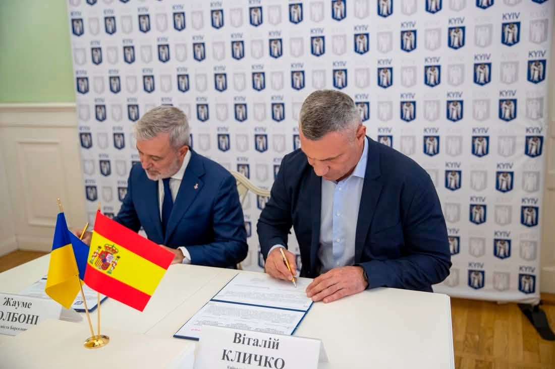 Барселона передала Києву ще два пожежні автомобілі