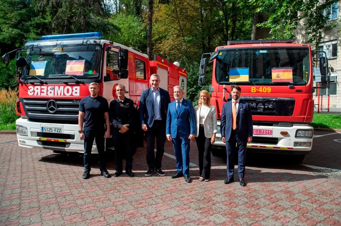 Барселона передала Києву ще два пожежні автомобілі - фото 4