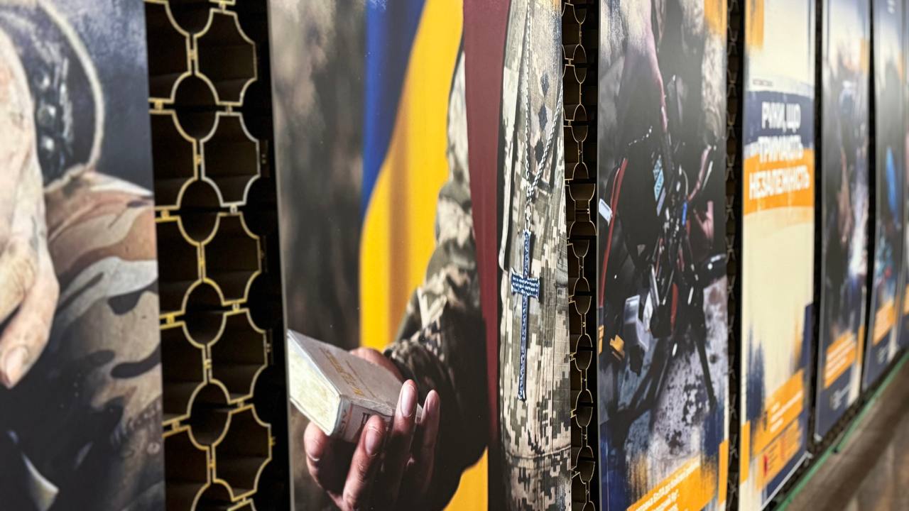 Киян запрошують на виставку «Руки, що тримають Незалежність» - фото 2