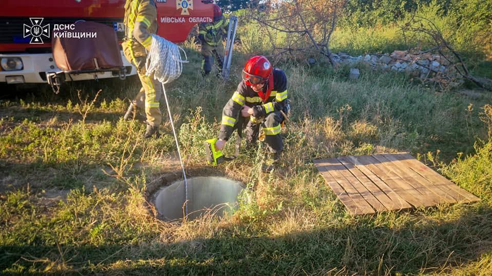 На Київщині рятувальники дістали з 20-метрової криниці тіла двох чоловіків - фото 2