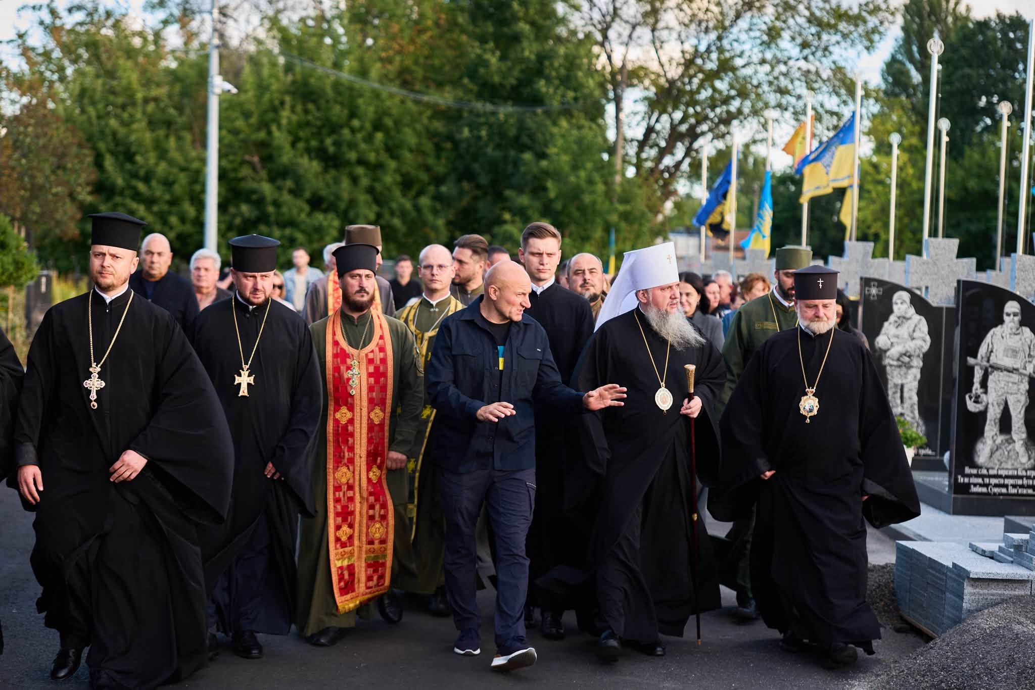 Митрополит Епіфаній у Черкасах молився на Алеї Героїв. Фото - фото 2