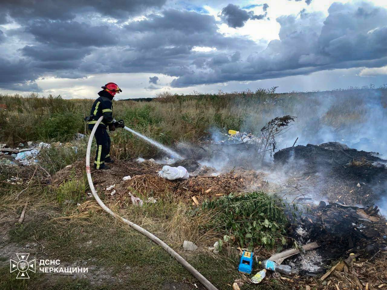 Пожежа охопила полігон з відходами на Черкащині - фото 2