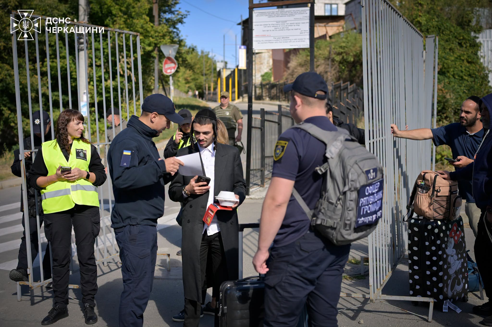 В Умані хасидів закликали йти в укриття під час повітряної тривоги - фото 4
