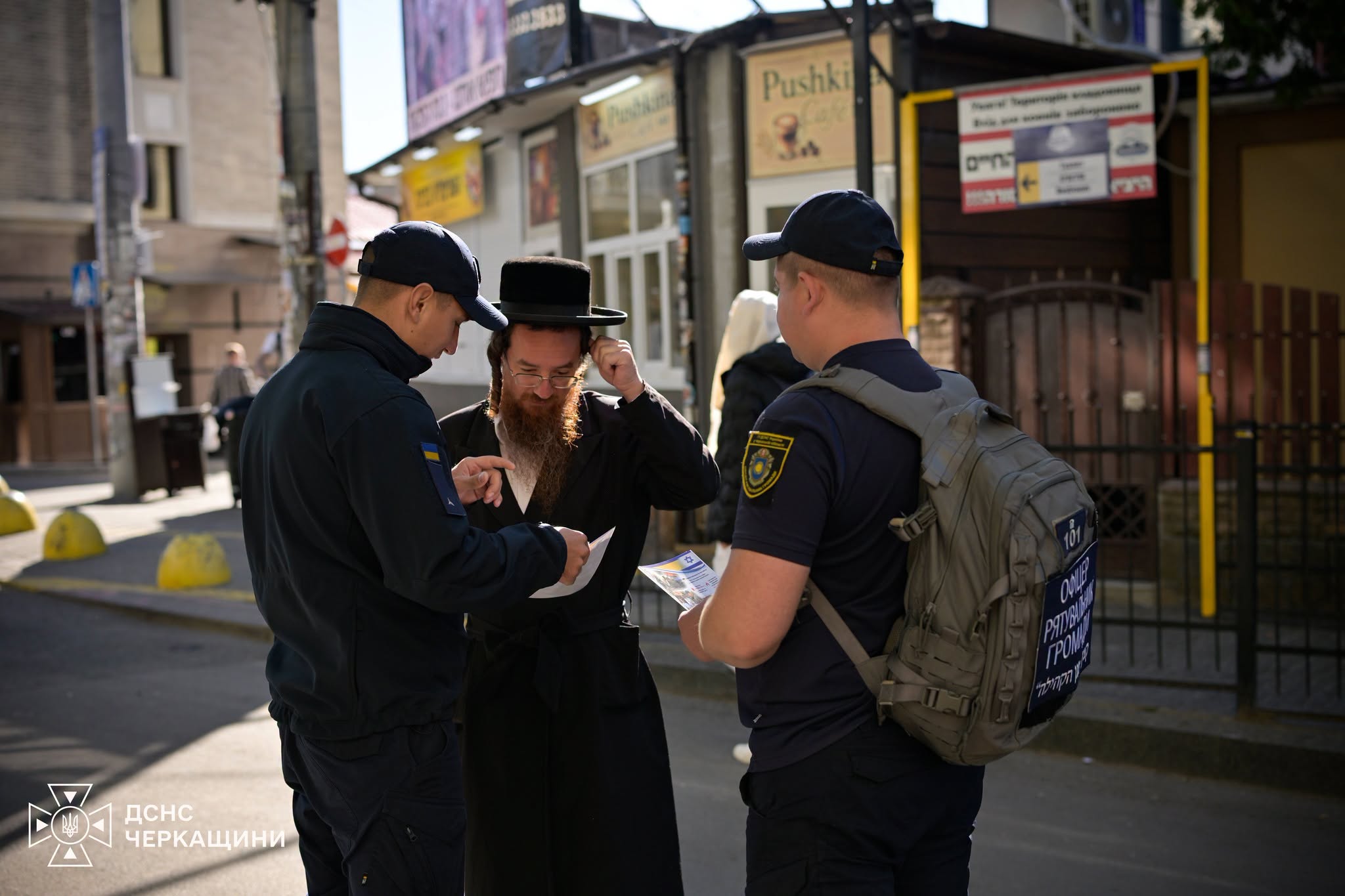 В Умані хасидів закликали йти в укриття під час повітряної тривоги - фото 5