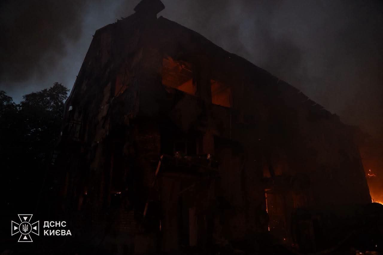 В ДСНС показали перші кадри з ліквідації наслідків атаки на Київ