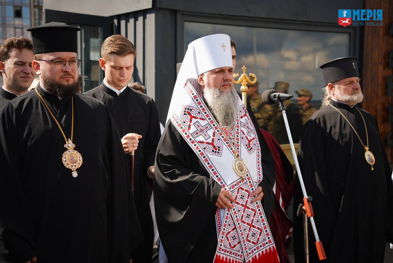 У Черкасах відкрили монумент «Крила гідності»