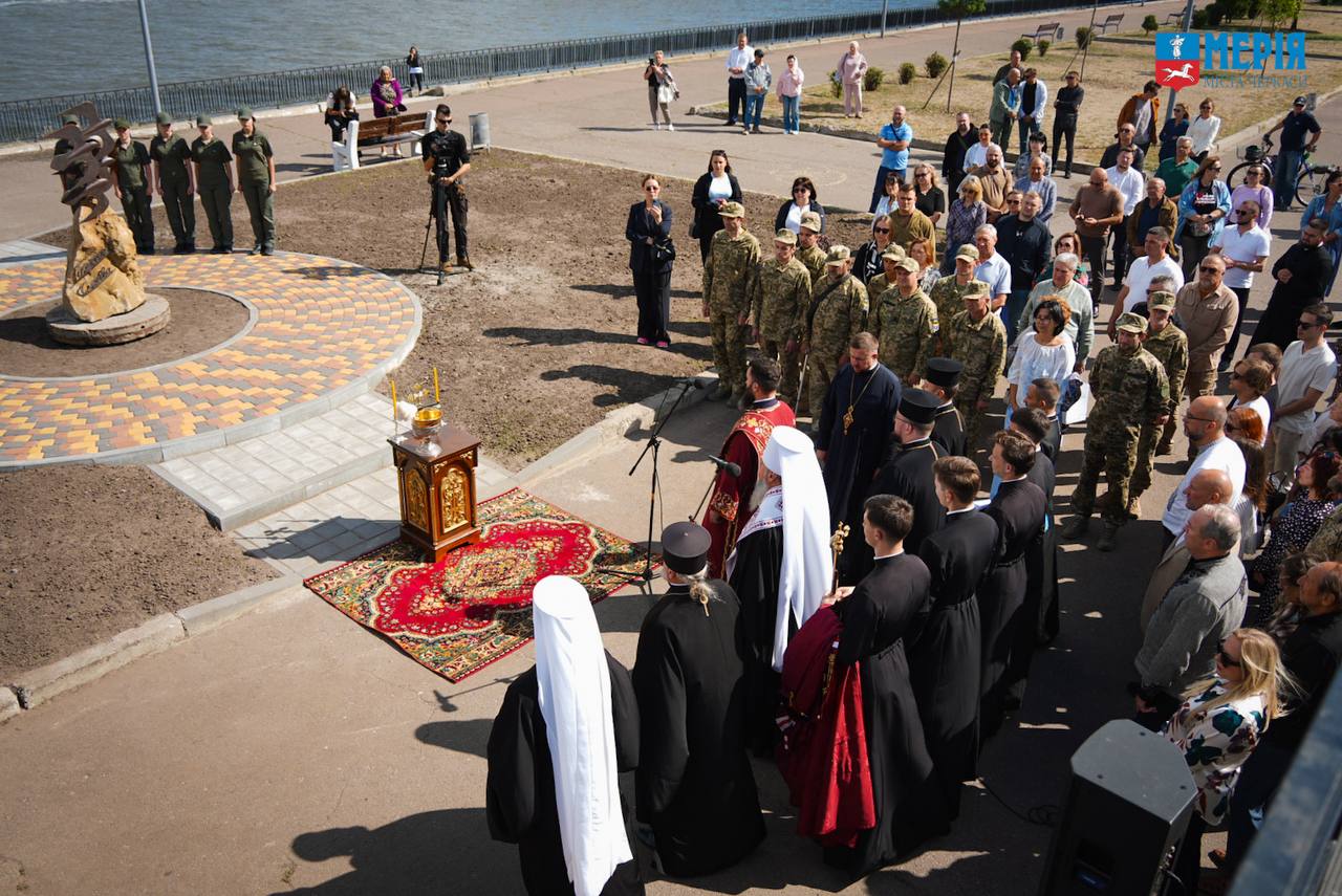 У Черкасах відкрили монумент «Крила гідності» - фото 3