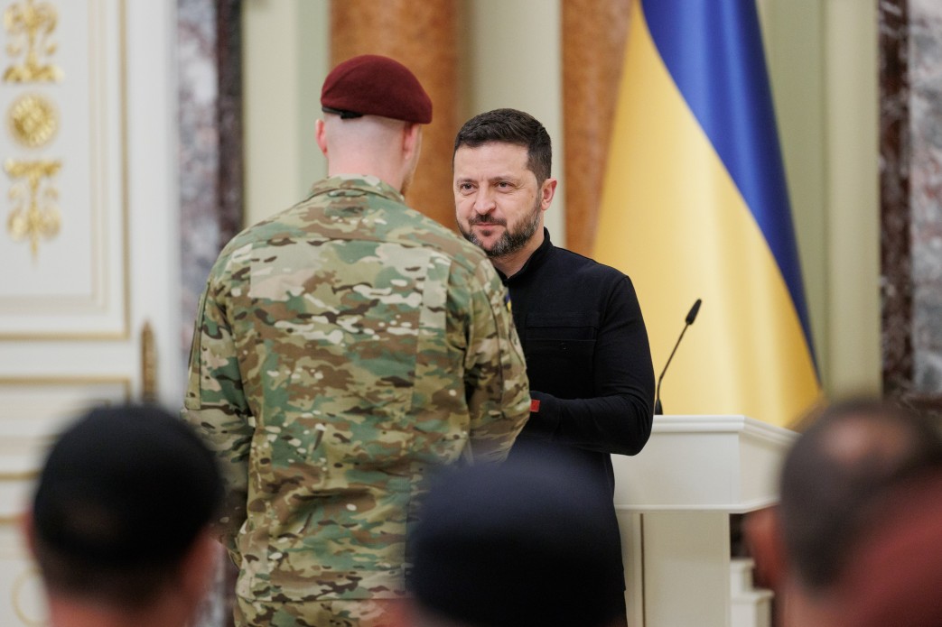 Зеленський зустрівся з українськими розвідниками та вручив їм державні нагороди