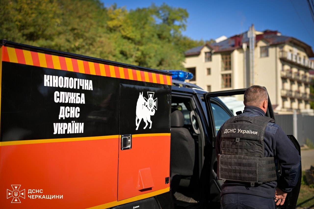 Кінологи з собаками перевіряють території під час святкування Рош га-Шана в Умані