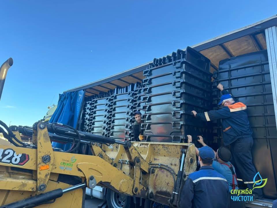 У Черкасах замінять старі зношені сміттєві контейнери