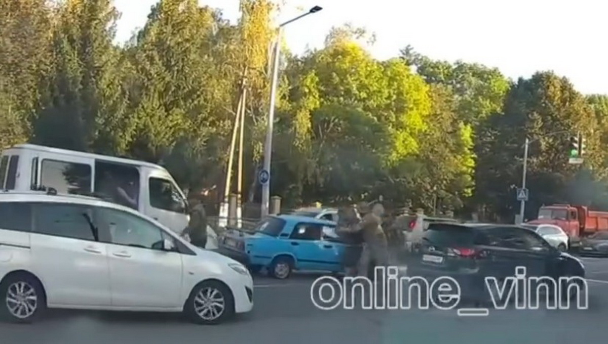 Вибили вікна, витягли з авто: у Вінниці чоловіка затримали посеред дороги