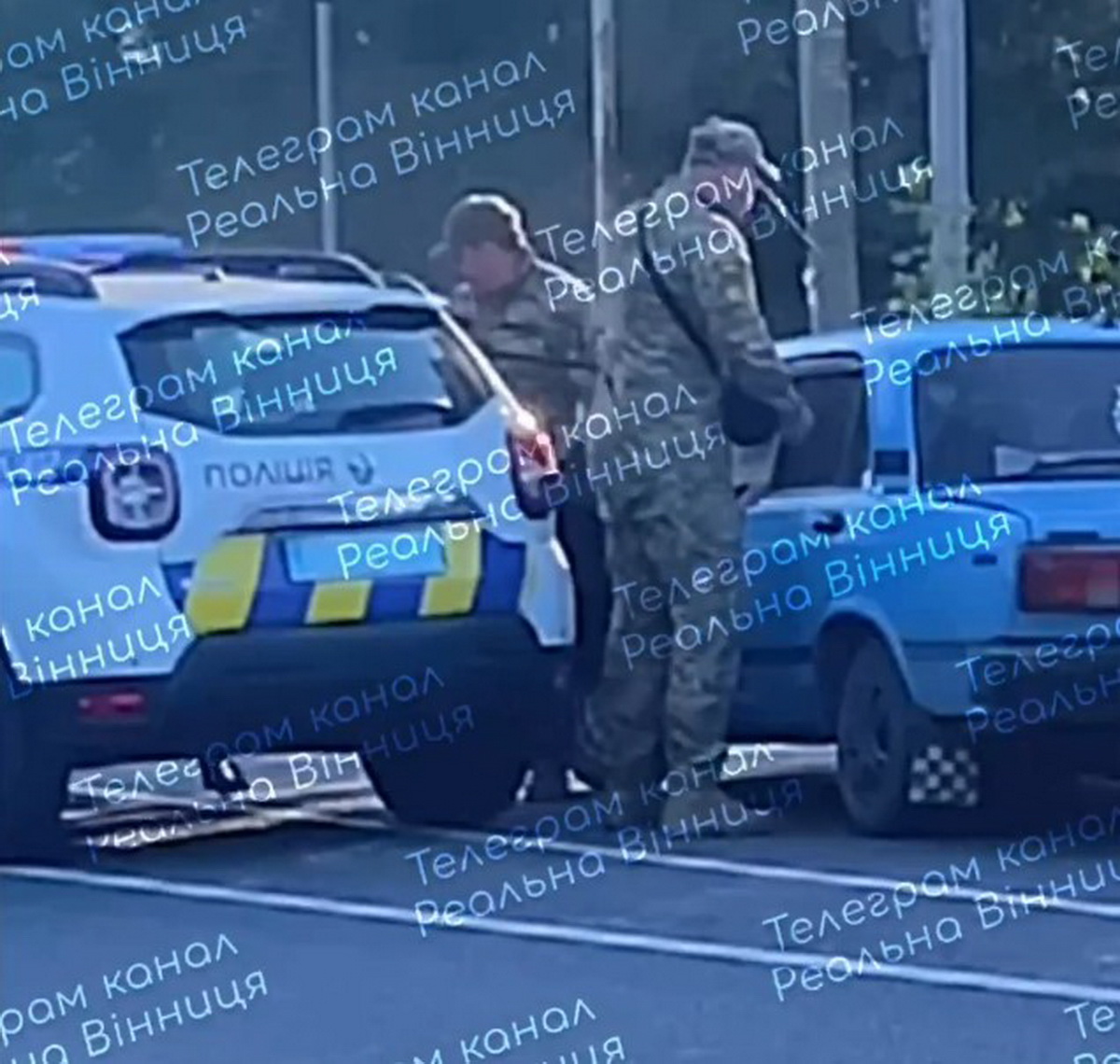 Вибили вікна, витягли з авто: у Вінниці чоловіка затримали посеред дороги - фото 2