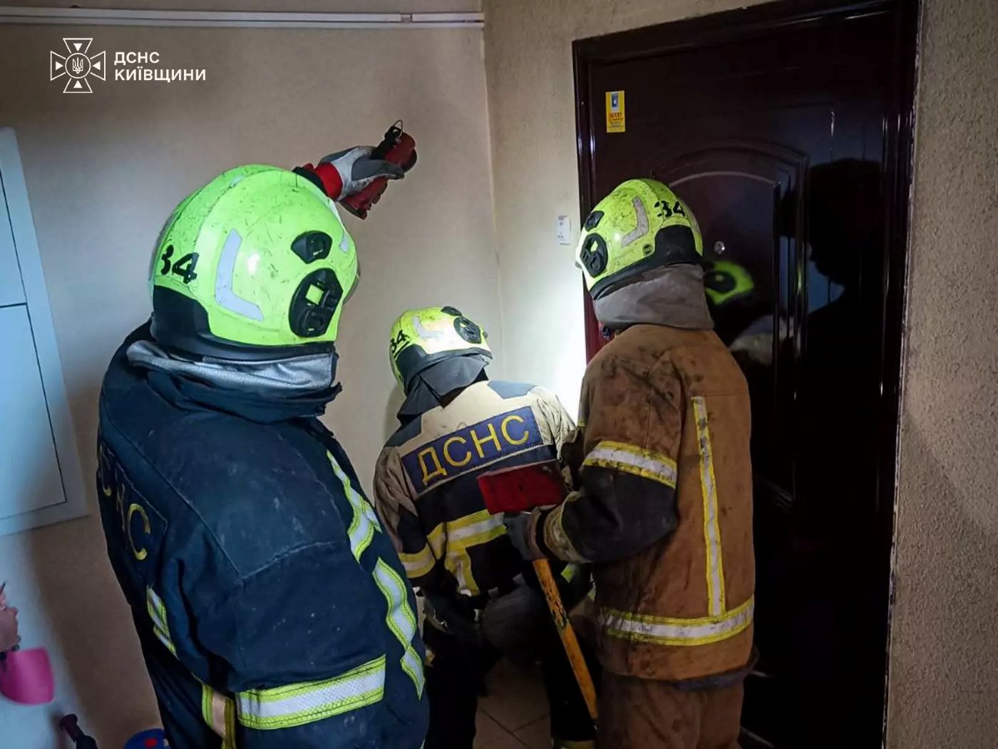 На Київщині рятувальники допомогли відкрили квартиру, де перебувала дворічна дитина