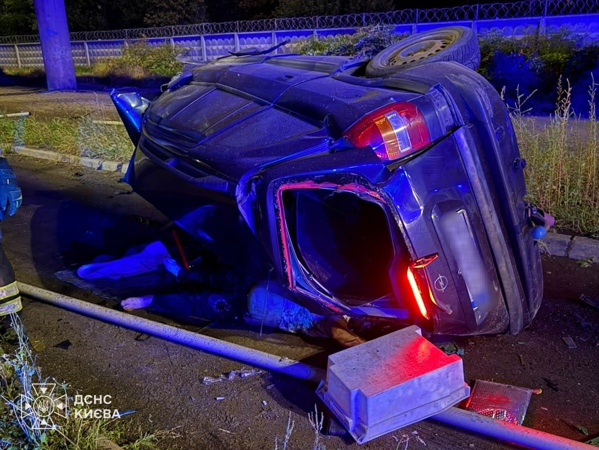 У Києві авто впало з мосту: загинув водій