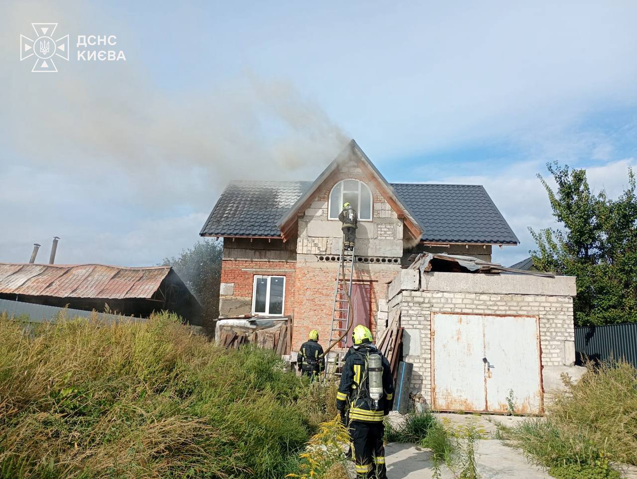 На приватному подвір’ї у Києві горіла лазня - фото 3