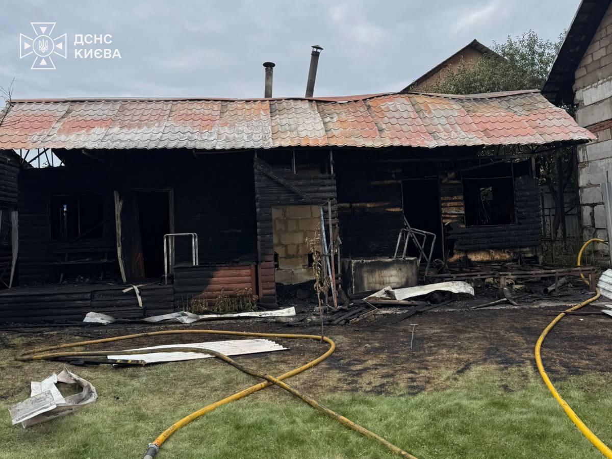 На приватному подвір’ї у Києві горіла лазня