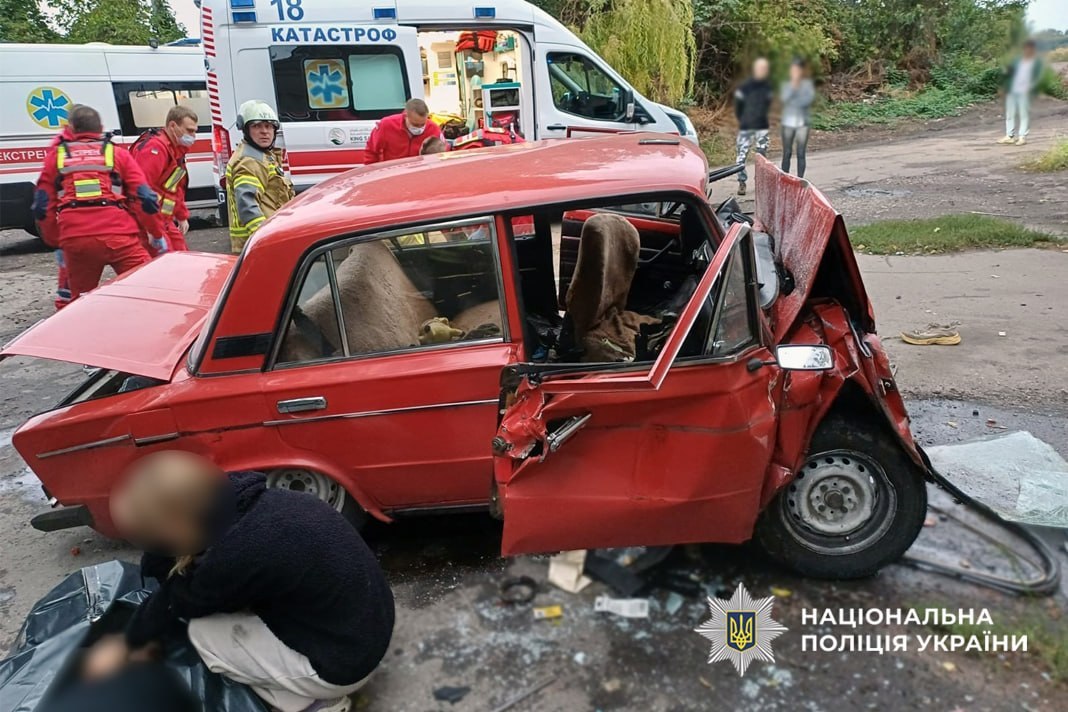Смертельна ДТП у Черкаському районі: автомобіль влетів у стіну - фото 2