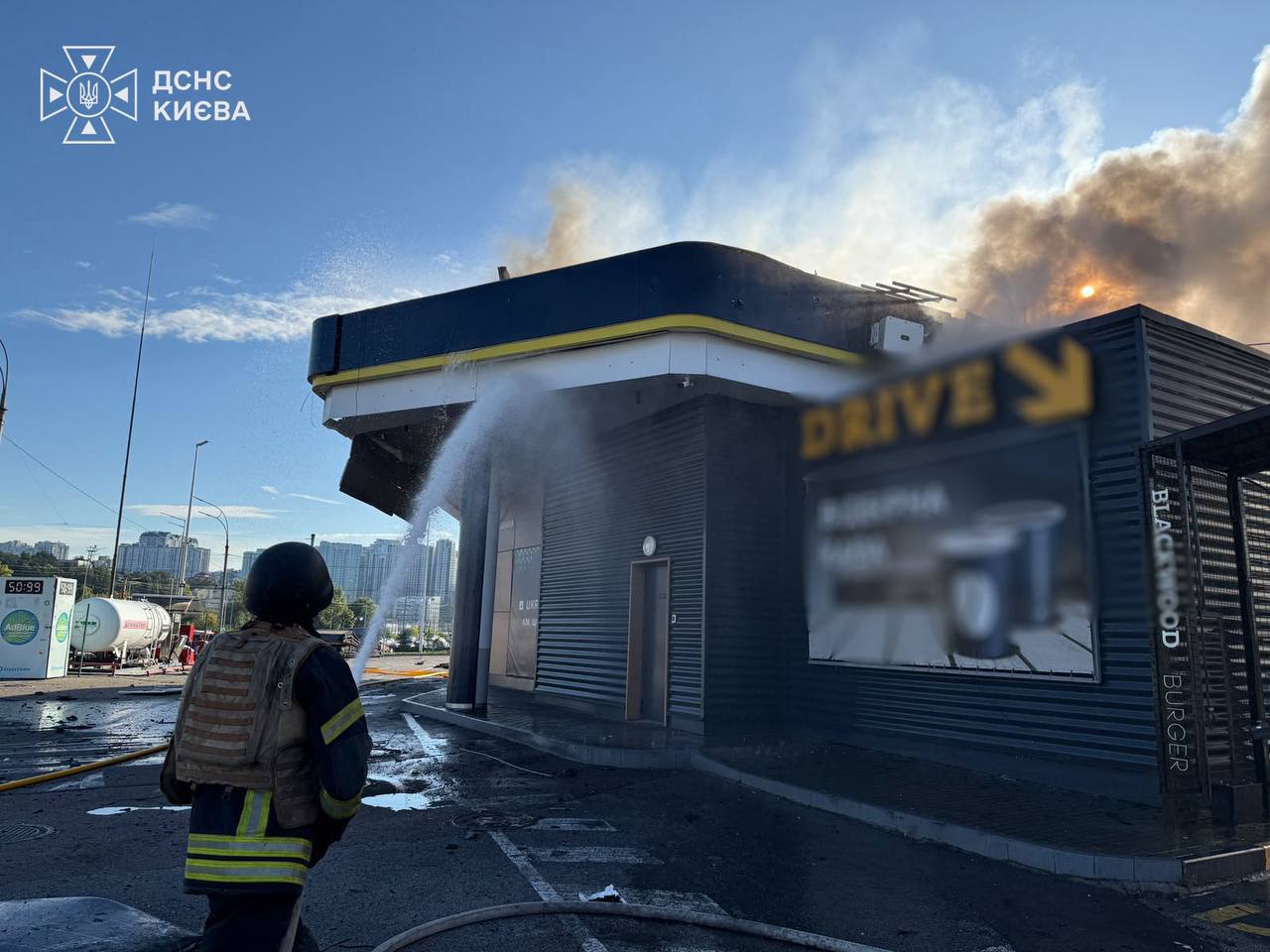 В Києві від початку доби внаслідок російського обстрілу постраждали 8 осіб - фото 4