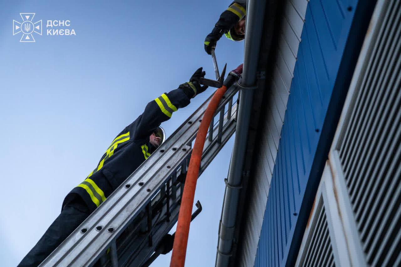 В Києві від початку доби внаслідок російського обстрілу постраждали 8 осіб - фото 2