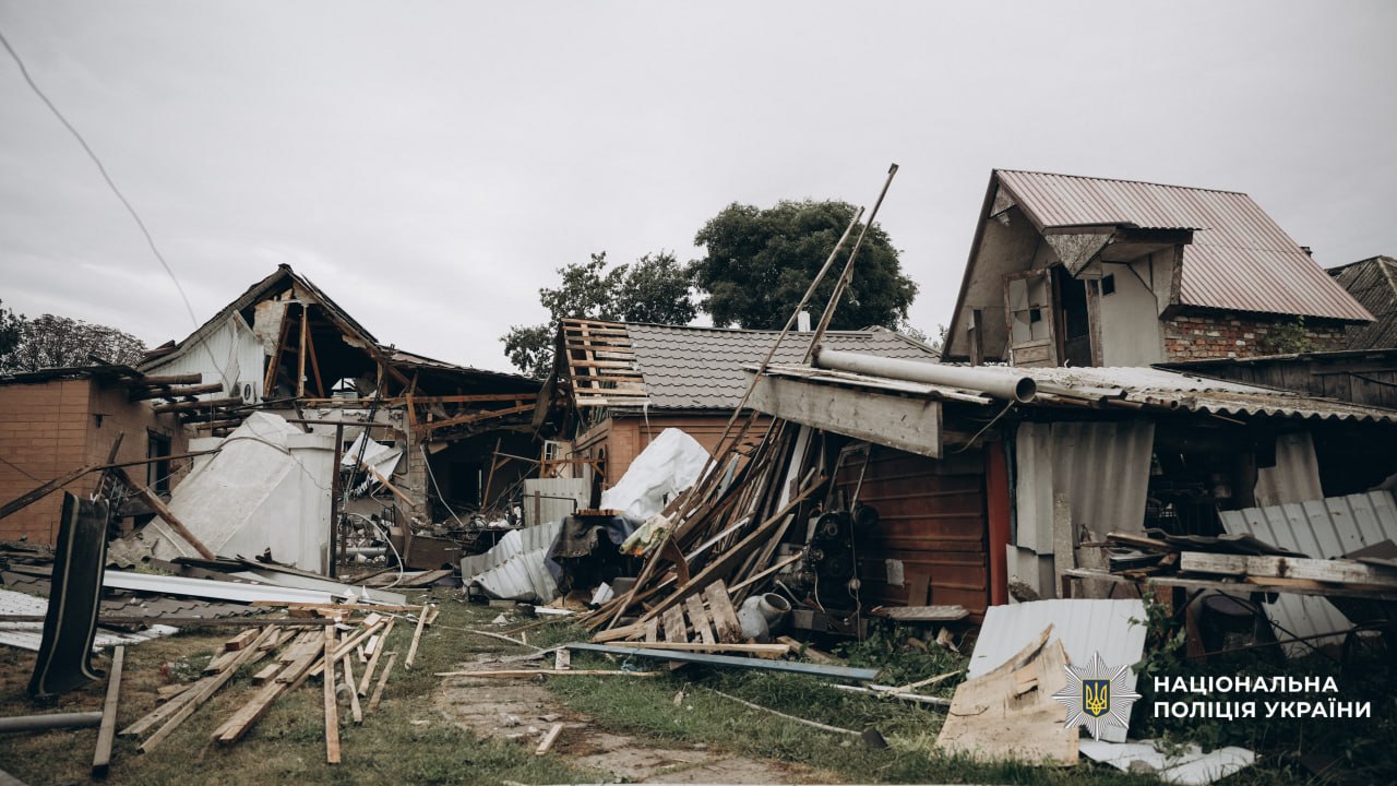 Показали наслідки падіння уламків дрона у Черкаській області. Фото - фото 4