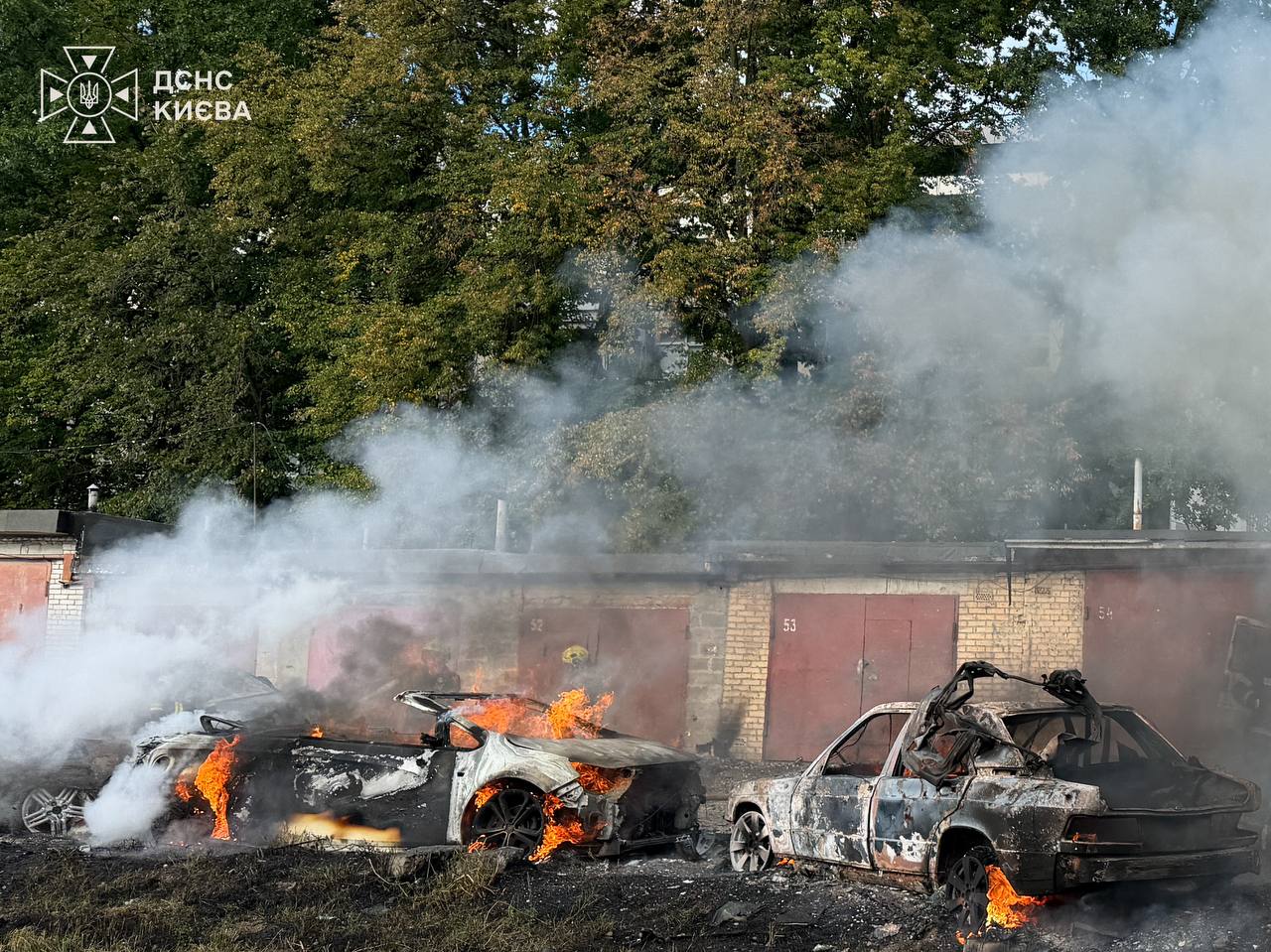 Горіли авто та будівля: в ДСНС показали фото наслідків ударів по столиці - фото 2