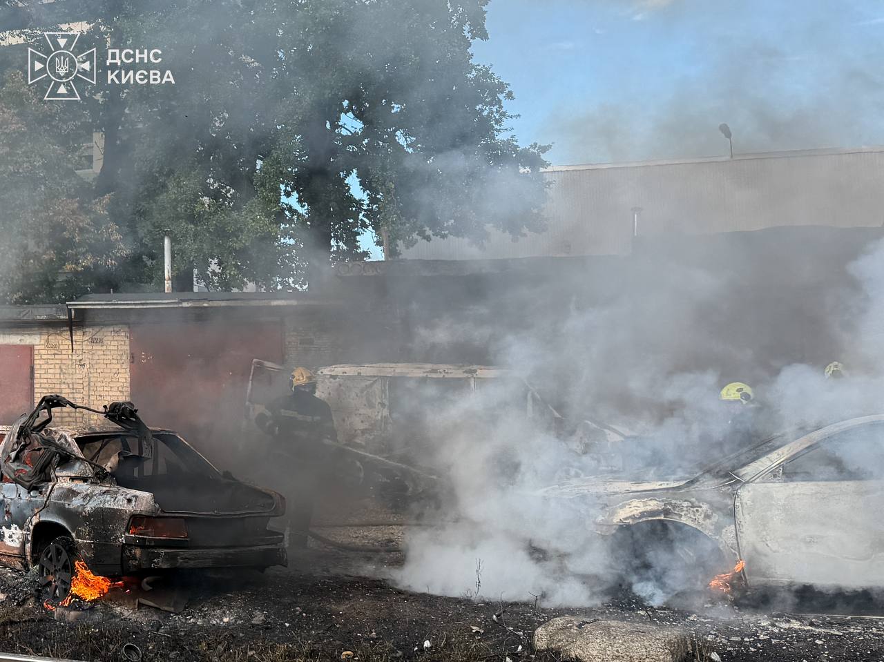 Горіли авто та будівля: в ДСНС показали фото наслідків ударів по столиці