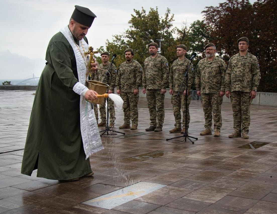 У Києві відкрили пам’ятний знак фахівцям військ радіаційного, хімічного та біологічного захисту ЗСУ - фото 2