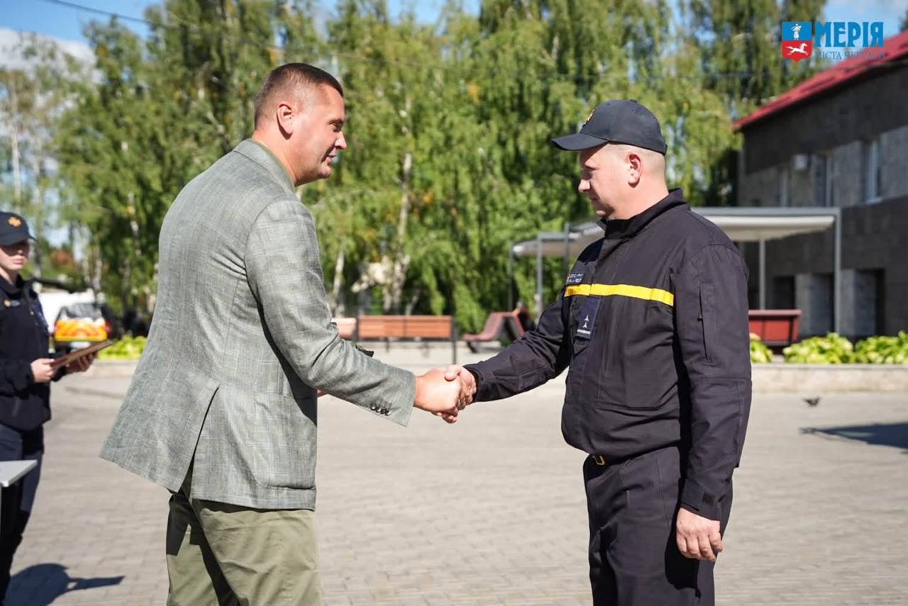 Рятувальників Черкас привітали з професійним святом і передали сертифікат на 3 млн грн
